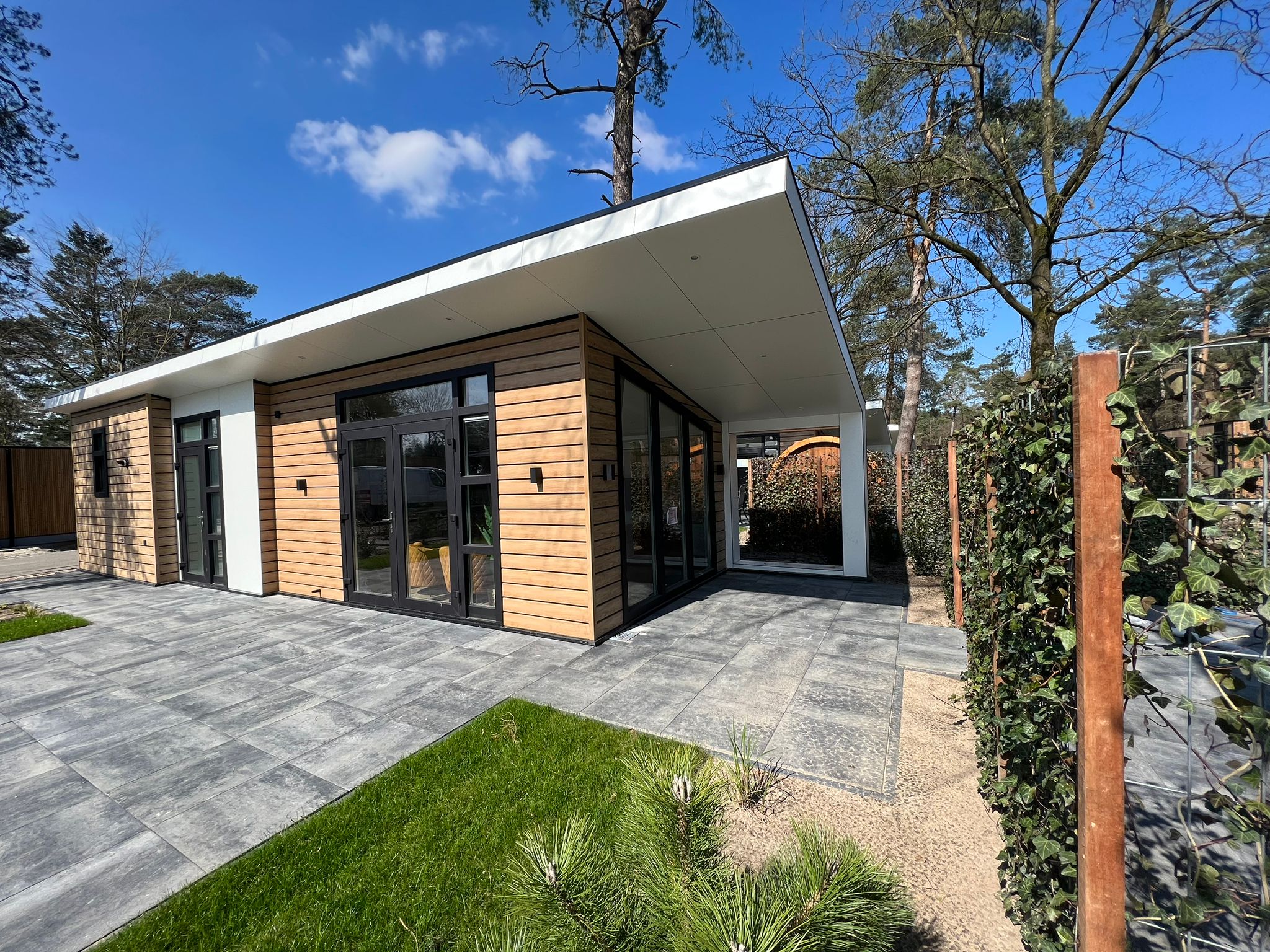 Voorbeeld van een moderne mantelzorgwoning in de tuin